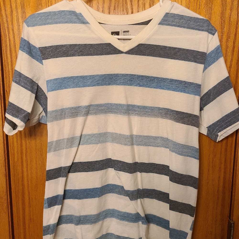 Quiksilver v-neck medium